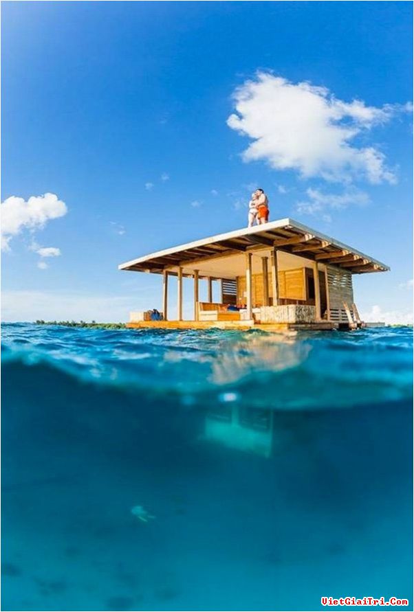 Manta Resort là khu nghỉ dưỡng cao cấp, phòng ốc sang trọng và gần gũi với thiên nhiên, luôn thu hút khách du lịch với những ngôi nhà giữa biển cả.  Khu nghỉ dưỡng tọa lạc trên hòn đảo xinh đẹp Pemba, thuộc quần đảo Zanzibar, quốc gia Tây Phi Tanzania.